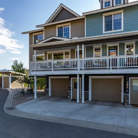 Town Home On The River. A/C. Views. Fish. Hot Springs. Walk To Town .