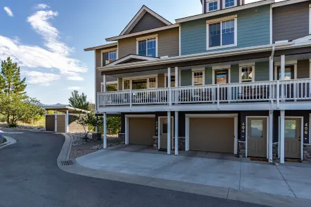 Town Home On The River. A/C. Views. Fish. Hot Springs. Walk To Town .