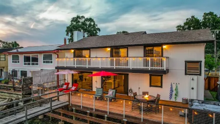 Beautiful waterfront Lakehouse w/ stunning sunset views!