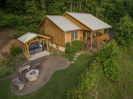 Sunset Ridge! Hot Tub+Fire Pit+Grill, WiFi, Mtn Views, Easy Access, Nearby Town!