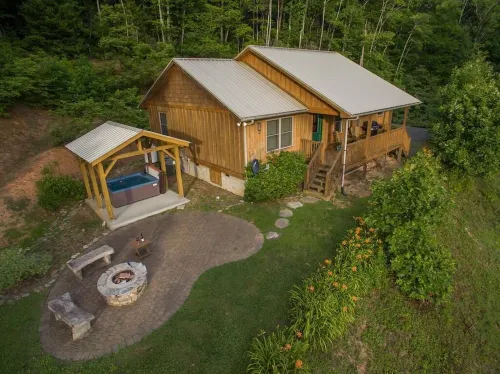 Sunset Ridge! Hot Tub+Fire Pit+Grill, WiFi, Mtn Views, Easy Access, Nearby Town!