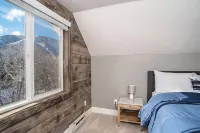 Historic Renovated Home Steps to dwtn & Hot Springs Pools, large deck, firepit