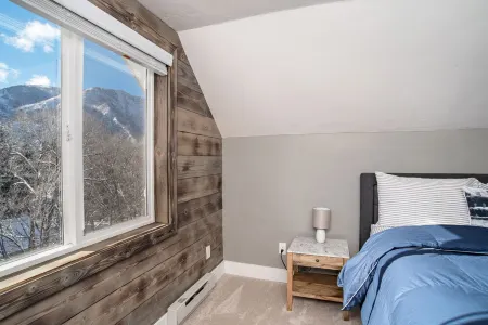 Historic Renovated Home Steps to dwtn & Hot Springs Pools, large deck, firepit Отели рядом с достопримечательностью «The Hideout at Glenwood Springs»