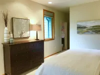 Quiet Country Retreat, 4 Bedroom Rambler on 9 Acres in Rural Edgewood Sleeps 9