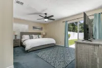 2 King Beds, Heated Pool, Private neighborhood,10 min to Beach,5 min to Downtown