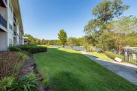 Lakeside vacationing close to golf courses, restaurants and boat rental company!