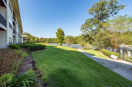 Lakeside vacationing close to golf courses, restaurants and boat rental company!