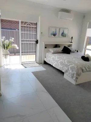 Lakeside self-contained room with private entry - 1 min from Wangi jetty Hotels near Trinity Point Marina