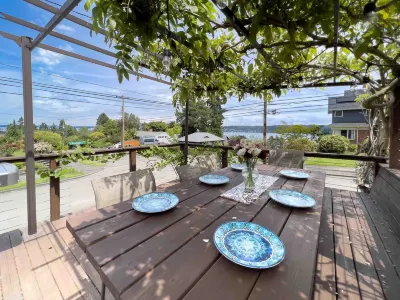 3bd w/ Lake Views and Chef's Kitchen Hotell i Seward Park