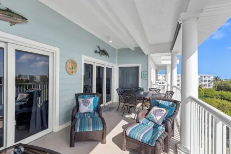 3-bedroom ocean view condo in delightful Key West with WiFi, AC