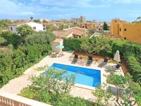 Quiet residential area, beach 300m, pool, rustic kitchen, ideal for families Hotels in Sa Coma