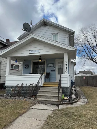 Charming 3-bedroom house next to Hollywood Casino! 1 minute from Interstate 75 Отели в г. Толедо