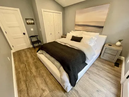 Lakefront Luxury Living: Chef's Kitchen, Fire Pit, Stunning Views & Boat Rental