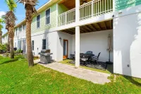 Stunning Beachside Townhouse with Pool, 2 Car Garage and Lagoon Access