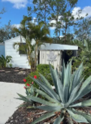 Charming 1 Bed 1 Bath Cottage in wonderful Sun Outdoors Sarasota that sleeps 6.
