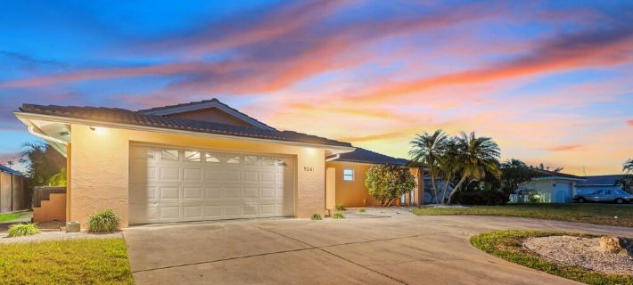 Water Front Home with Heated Pool & Hot Tub, 2 Master Suites & a Floating Dock. Hotels in Pasco County