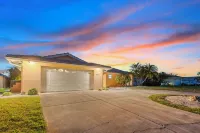 Water Front Home with Heated Pool & Hot Tub, 2 Master Suites & a Floating Dock. Hôtels à proximité de : 4835 Green Key Rd