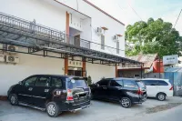 RedDoorz Plus at Hotel Lestari Karema Mamuju Hotel dekat Penjahit RAHMAT