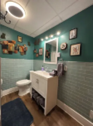 Upscale King Suite with Purple Mattress and reserved off-street parking