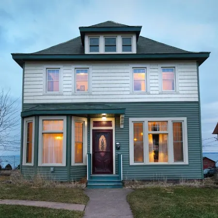 Matilda - Stunning, 3-bed, vintage home in Duluth!