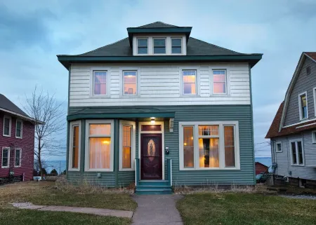 Matilda - Stunning, 3-bed, vintage home in Duluth! Отели в г. Дулут