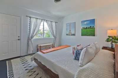 Luxury Private Resort - 1 Block to El Paseo! Sleeps 12!