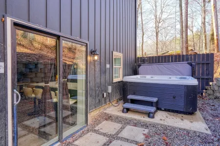 Hot Tub~Firepit~Axe Throw~Near Ash, Old man’s cave, Cedar falls