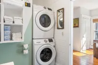Chic 3 BR Retreat- Prime Old Port Spot with parking- Park and walk the town