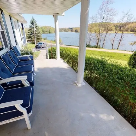 Charming 4-bed cottage with hot tub and stunning lake views in beautiful Logan.