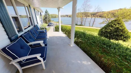 Charming 4-bed cottage with hot tub and stunning lake views in beautiful Logan.