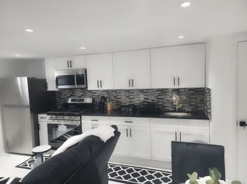 Take it easy at this unique and tranquil getaway. Free Wifi, Free street Parking