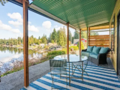 Cozy, comfortable, peaceful, unique lakeside house w beautiful views/Olympia Hoteles en Lacey