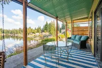 Cozy, comfortable, peaceful, unique lakeside house w beautiful views/Olympia