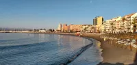 Spacious and bright apartment next to the beach