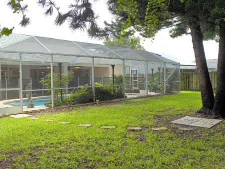 Charming 3-bedroom house with Pool & AC & WiFi in fantastic Port St. Lucie