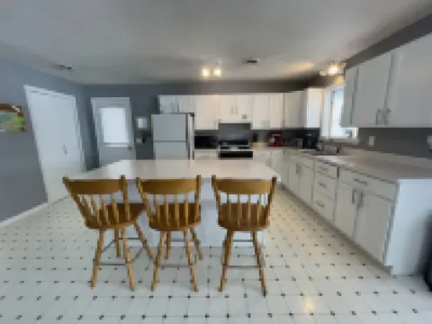 Beautiful Lake House & Spacious 4 BR
