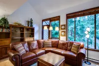 Snowater Condo #Story Condo with Wifi- Sleeps 4 - Beautifully Decorated!