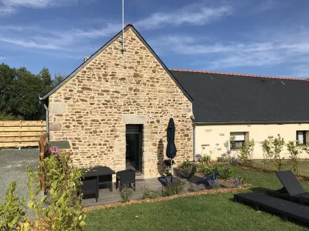 AU PORTE DE L'OCEAN GITE WITH HEATED POOL Отели в г. Плонеур-Ланверн