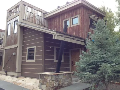Cozy modern cabin 1 block from Main St Frisco! Walmart附近的飯店