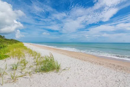 Beach Bungalow w/ Private Beach Access   1 BD, 2 BA, Dogs Welcome, Quiet