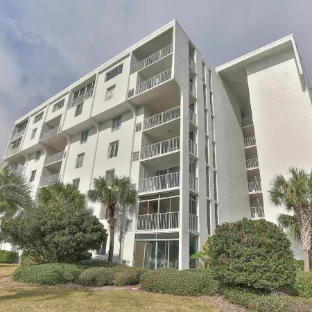 Dolphin Point 402C - 2Br Updated Condo with Harbor and Gulf Views