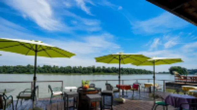 San Art Floating Hostel & Apartments