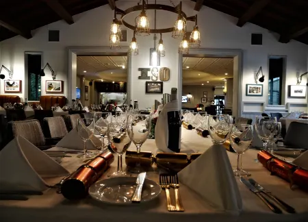 Novotel London Stansted Airport Отели рядом с достопримечательностью «Артур Финдли колледжи»