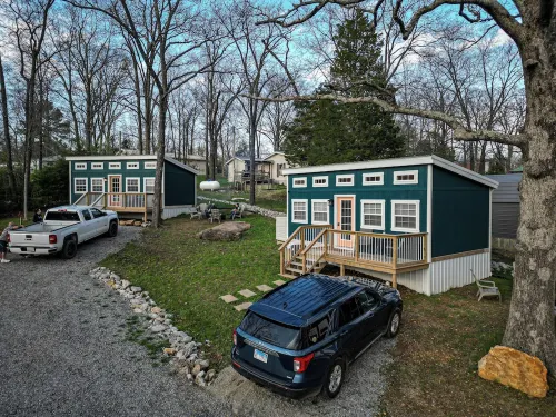 Justice- Book 1, 2 or 3 Cabins. Pet Friendly for a fee. Lake View Hotels in Johnson County