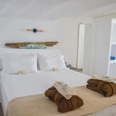 Honeymoon Klima Suite Отели рядом с достопримечательностью «Pollonia Beach»