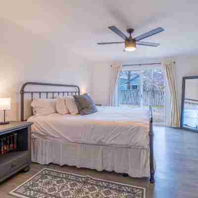 Cozy Family Haven in Sparks - Pet Friendly - Fenced Yard Rooms