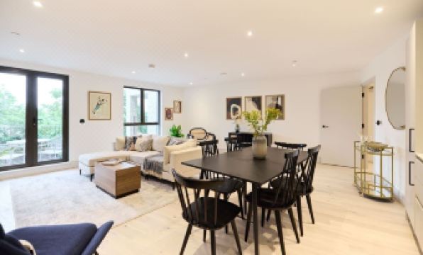 The South Wimbledon Place - Adorable 2Bdr Flat with Balcony