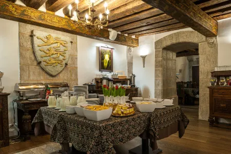 Three Crowns Residents Отели рядом с достопримечательностью «No Exit»