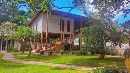 Elhoppo Pasir putih resort & resto Отели в г. Сумбава-Барат