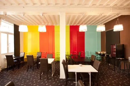 Hotel le Prieuré et la Résidence Отели рядом с достопримечательностью «Парк Сен-Пьер»